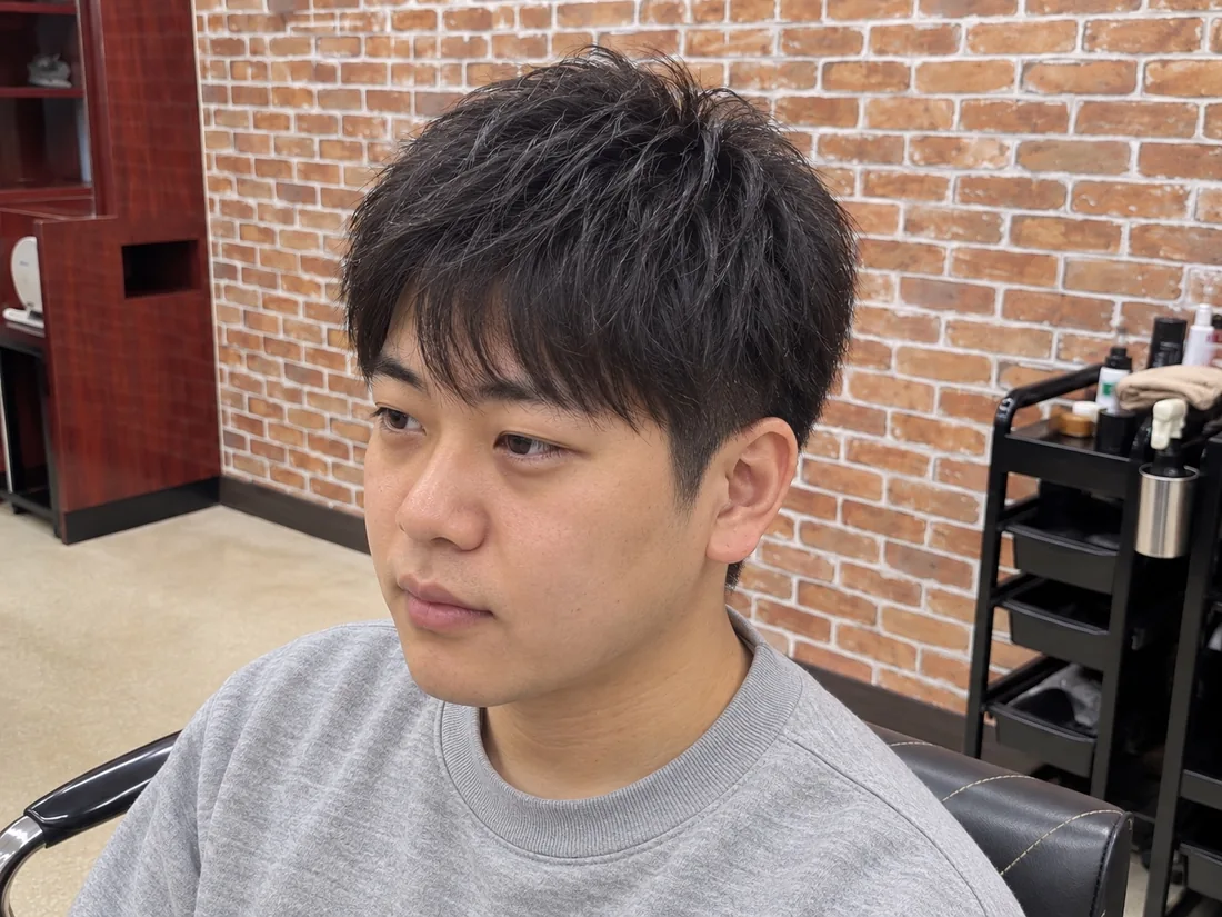 学生世代の男性の自然なショートヘア